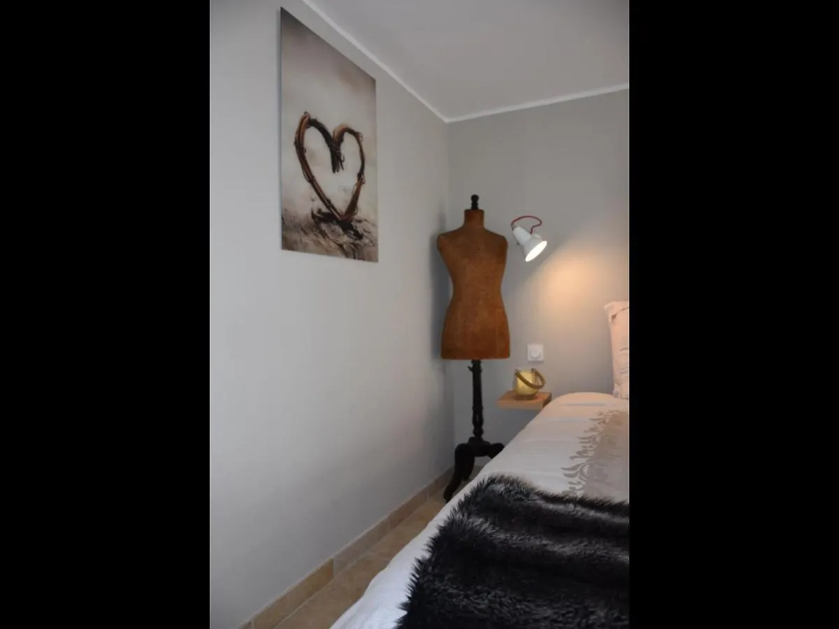 Orgon La Secrete Chambre De La Tour 0*,  צרפת